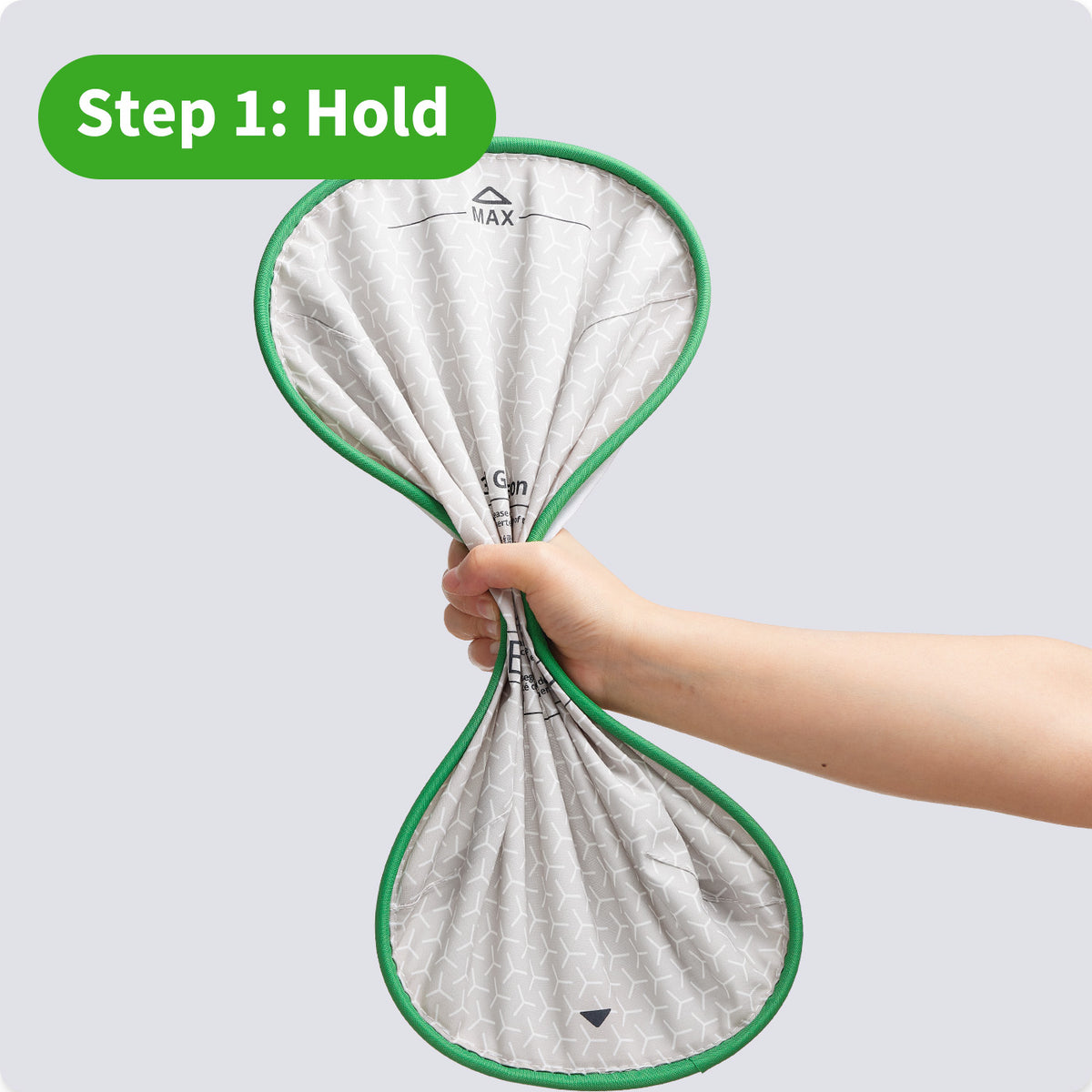 High Performance Cat Litter Pad Max 3.0 installation step showing how to hold the pad and position the elastic edge before fitting